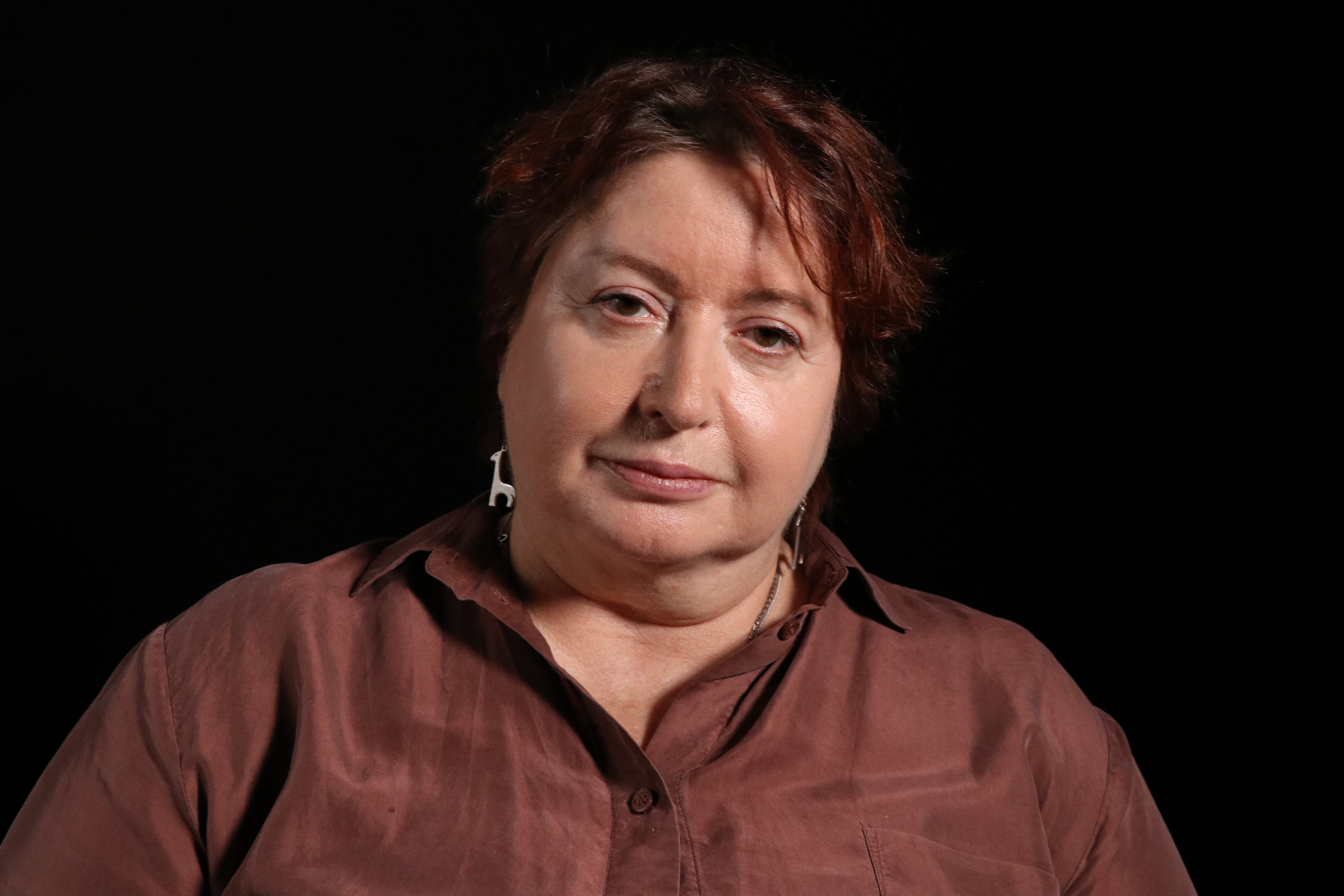 Erkak ayolni lezbiyanlikka majburlagan.